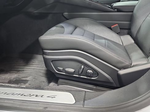 Used 2025 Porsche Panamera 4 AWD/4WD image 31