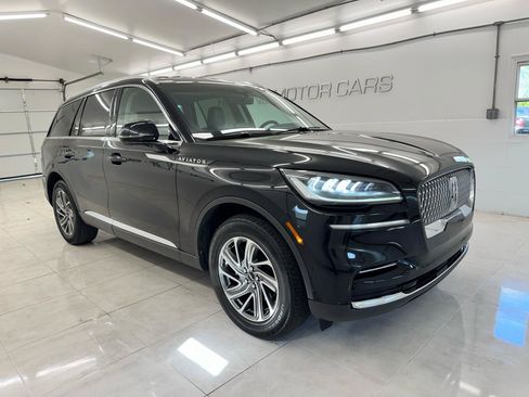 Used 2023 Lincoln Aviator AWD w/ Elements Package image 3