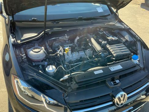 Used 2019 Volkswagen Golf SE image 22