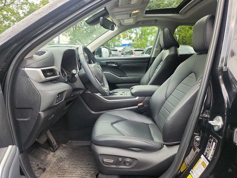 Used 2024 Toyota Highlander XLE AWD/4WD image 13
