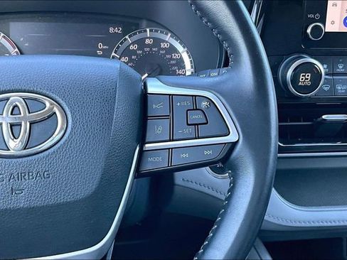 Used 2023 Toyota Highlander LE AWD/4WD image 12