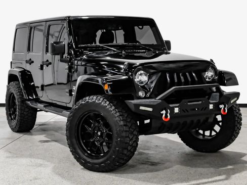 Used 2015 Jeep Wrangler Unlimited Sahara w/ Connectivity Group image 4