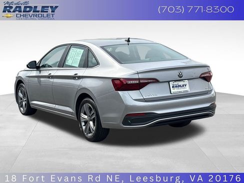 Used 2024 Volkswagen Jetta SE FWD image 3