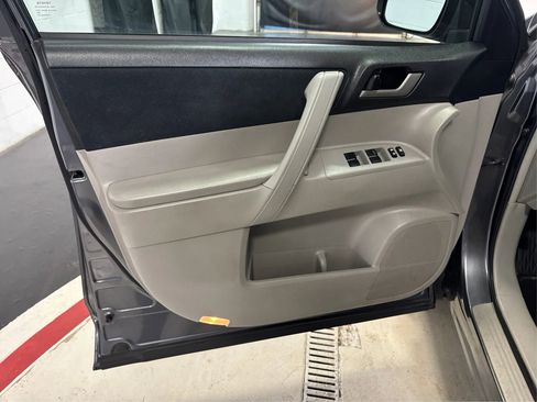 Used 2013 Toyota Highlander Limited image 23