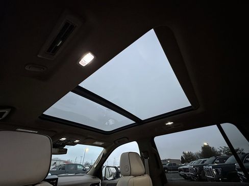 Used 2025 GMC Yukon XL Denali w/ Sun & Power Step Package image 4
