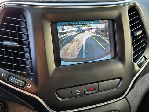 Used 2019 Jeep Cherokee Latitude Plus image 17