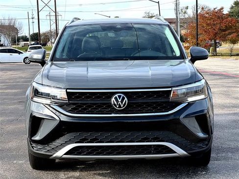 Used 2022 Volkswagen Taos SE image 3