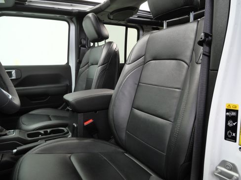 Used 2023 Jeep Wrangler Unlimited Sahara AWD/4WD image 15