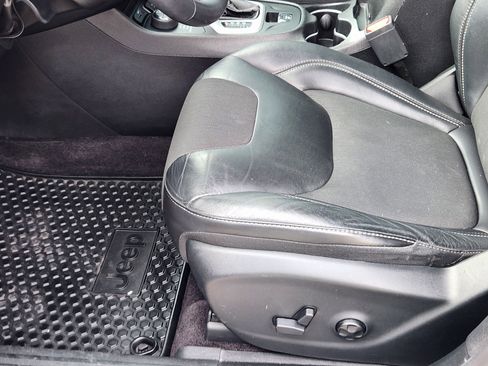 Used 2018 Jeep Cherokee Latitude Plus w/ Comfort/Convenience Group image 9