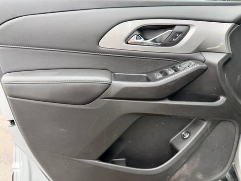 Used 2022 Chevrolet Traverse LT FWD image 19