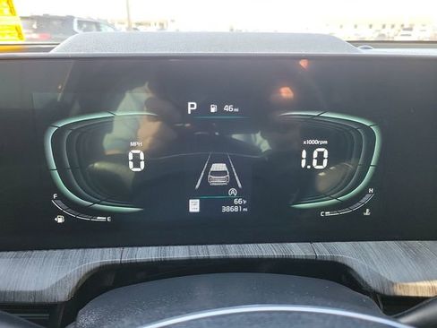 Used 2024 Kia Telluride EX w/ EX Captain's Chair Package image 18