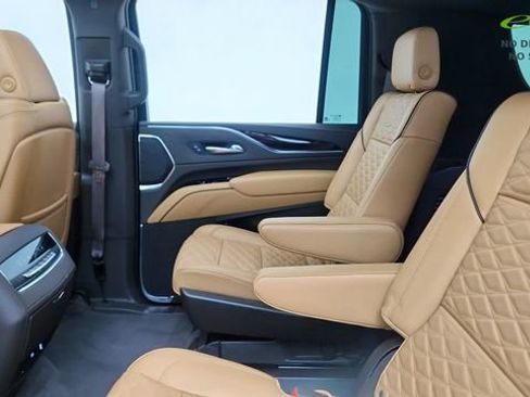 Used 2023 Cadillac Escalade ESV Premium Luxury AWD/4WD image 33