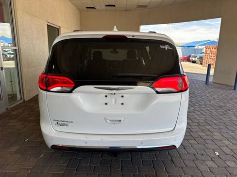 Used 2017 Chrysler Pacifica Touring-L FWD image 3