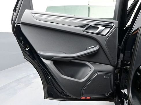 Certified 2025 Porsche Macan AWD/4WD image 13