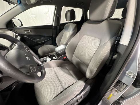 Used 2017 Hyundai Santa Fe SE image 16