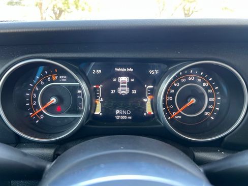 Used 2018 Jeep Wrangler Unlimited Sahara AWD/4WD image 16