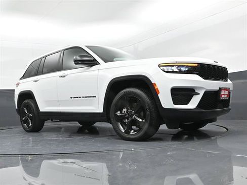Used 2024 Jeep Grand Cherokee Altitude AWD/4WD image 27