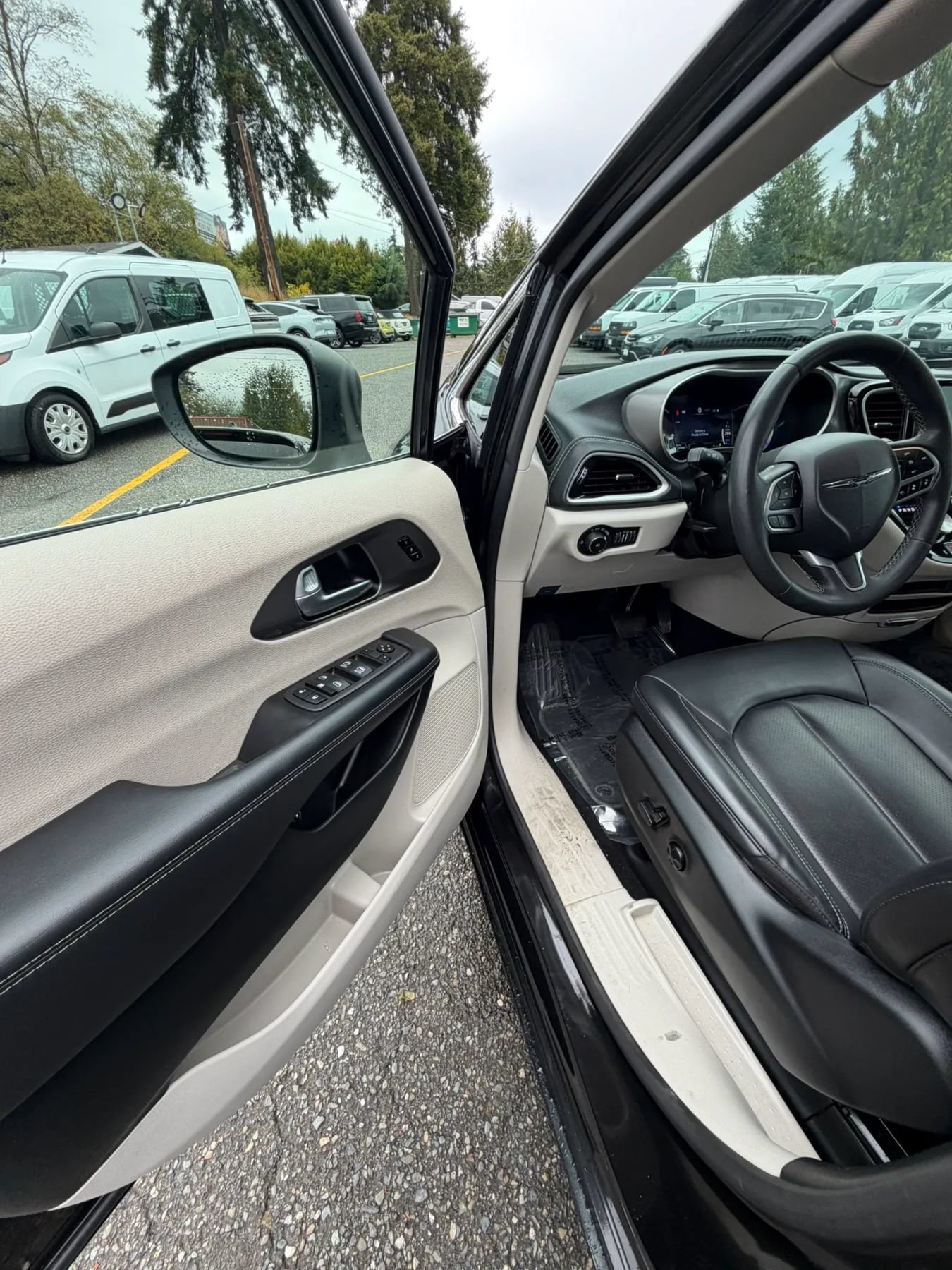 Used 2023 Chrysler Pacifica Touring-L FWD image 24
