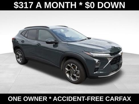 Used 2025 Chevrolet Trax LT FWD image 8
