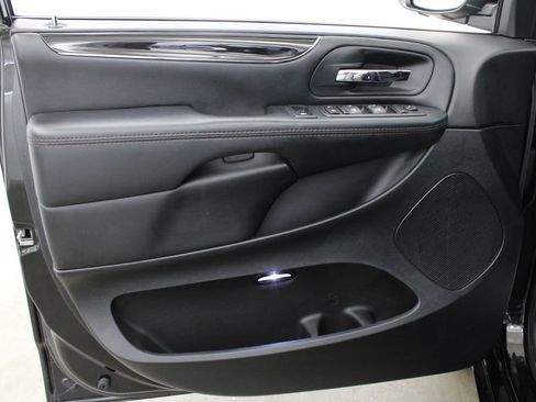 Used 2020 Dodge Grand Caravan SE FWD image 15