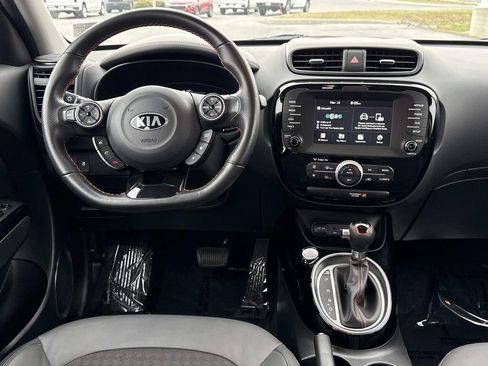 Used 2017 Kia Soul ! FWD image 3