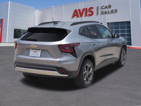 Used 2025 Chevrolet Trax LT w/ LT Convenience Package FWD image 6