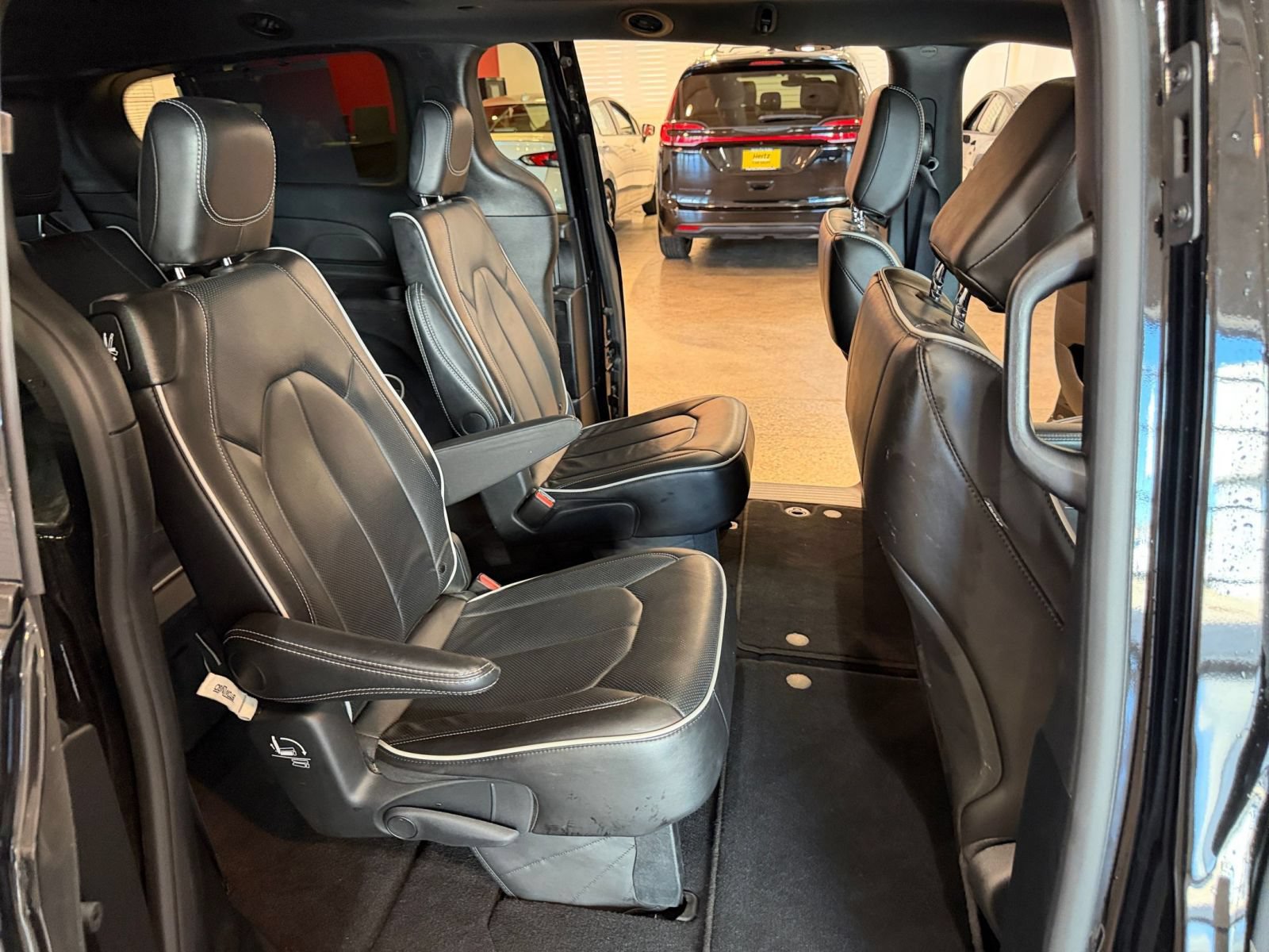 Used 2025 Chrysler Pacifica Limited FWD image 40