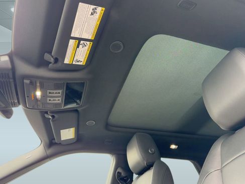 Used 2024 Land Rover Range Rover Evoque Dynamic SE image 12