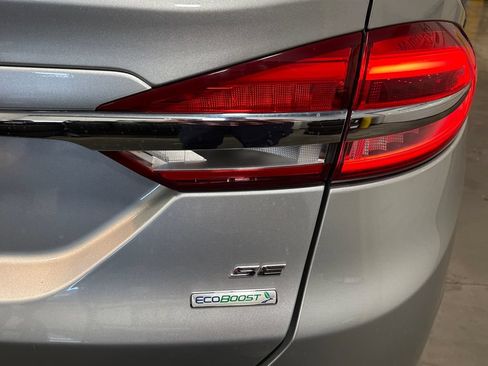 Used 2017 Ford Fusion SE w/ Fusion SE Technology Package FWD image 6