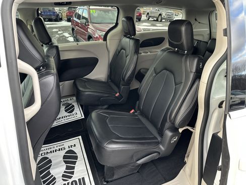 Used 2024 Chrysler Pacifica Touring-L image 13