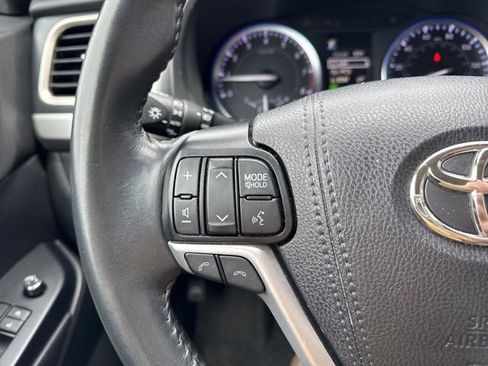 Used 2019 Toyota Highlander XLE AWD/4WD image 17
