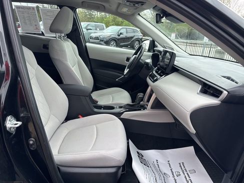 Used 2023 Toyota Corolla Cross LE w/ Moonroof Package image 23