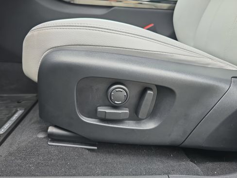 Used 2025 Land Rover Range Rover Evoque S image 29