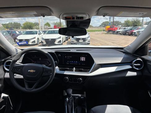 Used 2025 Chevrolet Trax LT FWD image 27