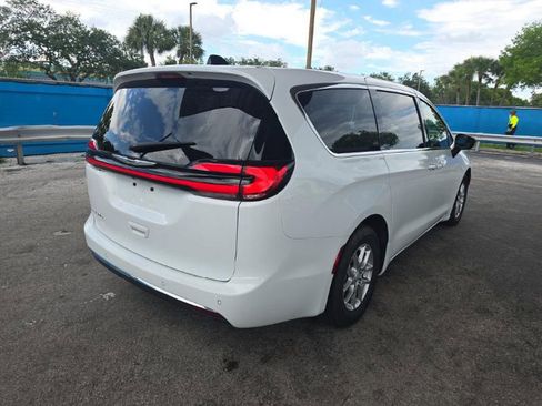 Used 2025 Chrysler Pacifica Select FWD image 4