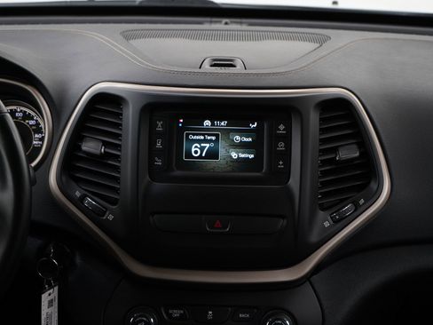 Used 2016 Jeep Cherokee Latitude AWD/4WD image 15