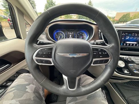 Used 2018 Chrysler Pacifica Touring Plus FWD image 29