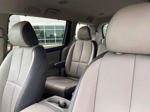 Used 2017 Kia Sedona LX w/ LX Essentials Premium Package FWD image 82