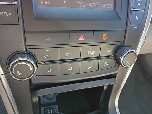 Used 2016 Toyota Camry LE FWD image 12