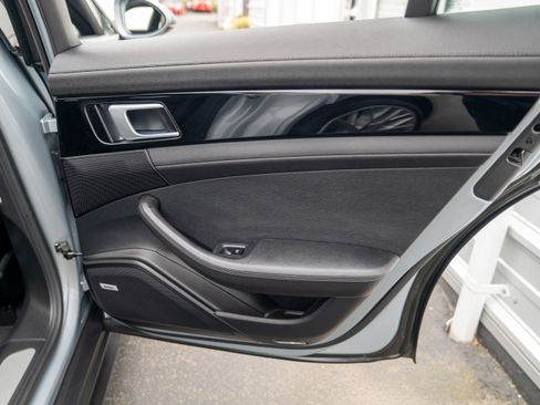 Used 2018 Porsche Panamera 4 image 35