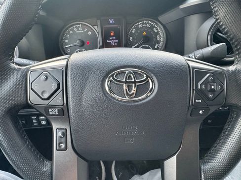 Used 2017 Toyota Tacoma TRD Sport image 8