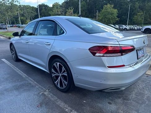 Used 2021 Volkswagen Passat 2.0T SE FWD image 12