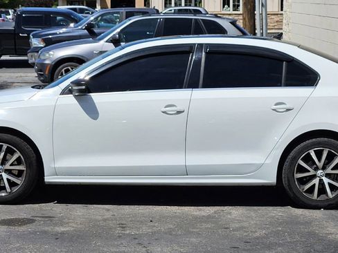 Used 2017 Volkswagen Jetta SE FWD image 2