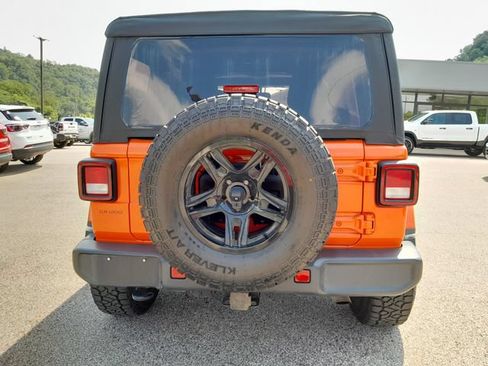 Used 2018 Jeep Wrangler Unlimited Sahara w/ Cold Weather Group AWD/4WD image 6