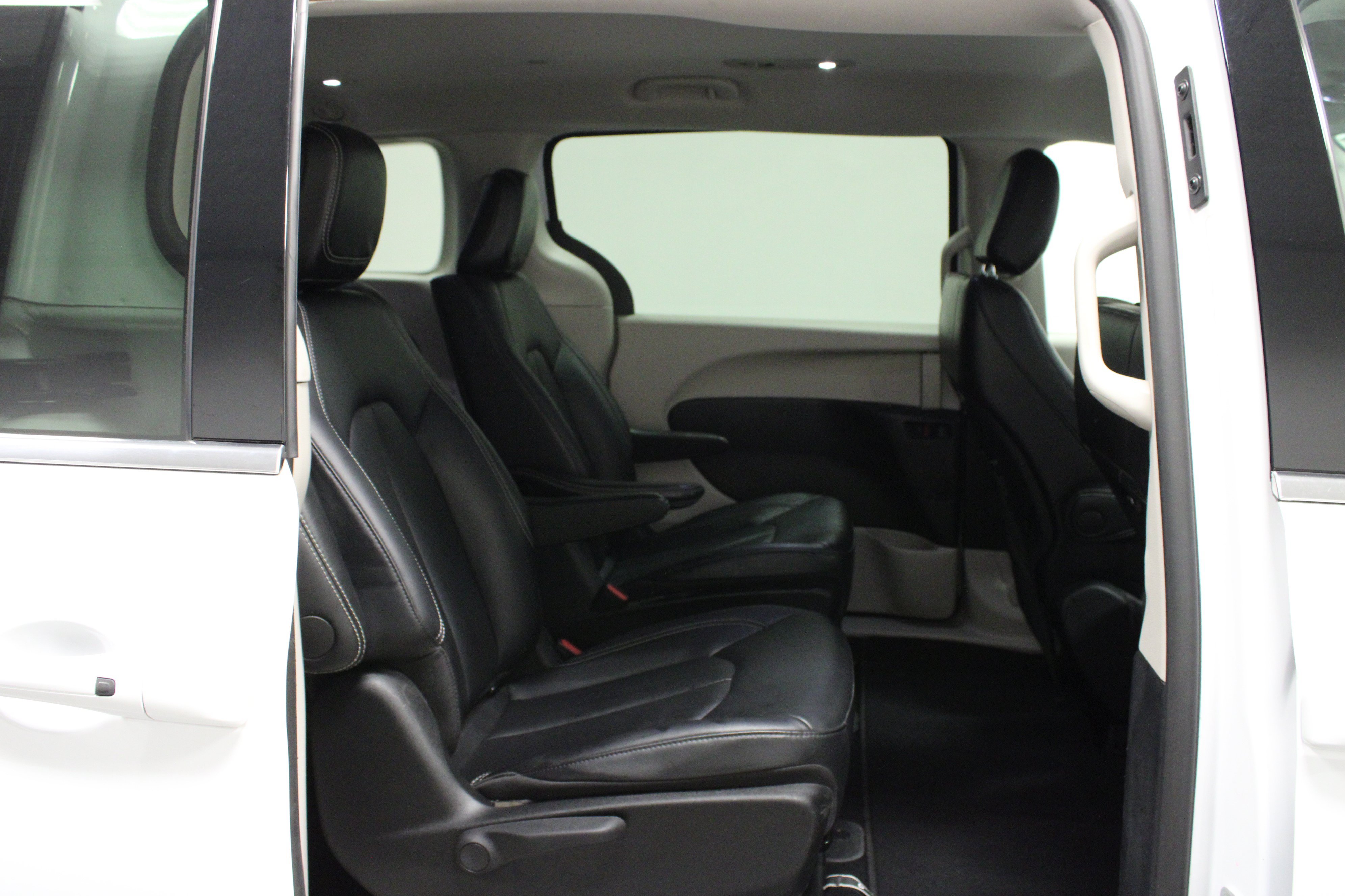 Used 2024 Chrysler Pacifica Limited FWD image 16