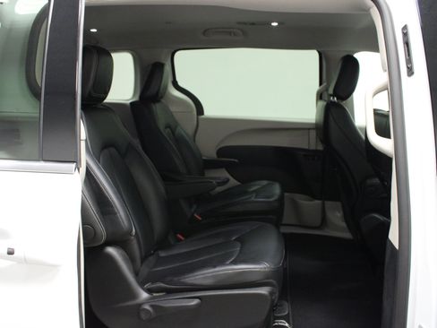 Used 2024 Chrysler Pacifica Limited FWD image 16