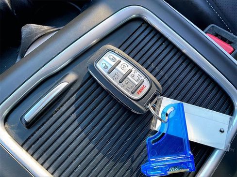 Used 2023 Chrysler Pacifica Touring-L image 26