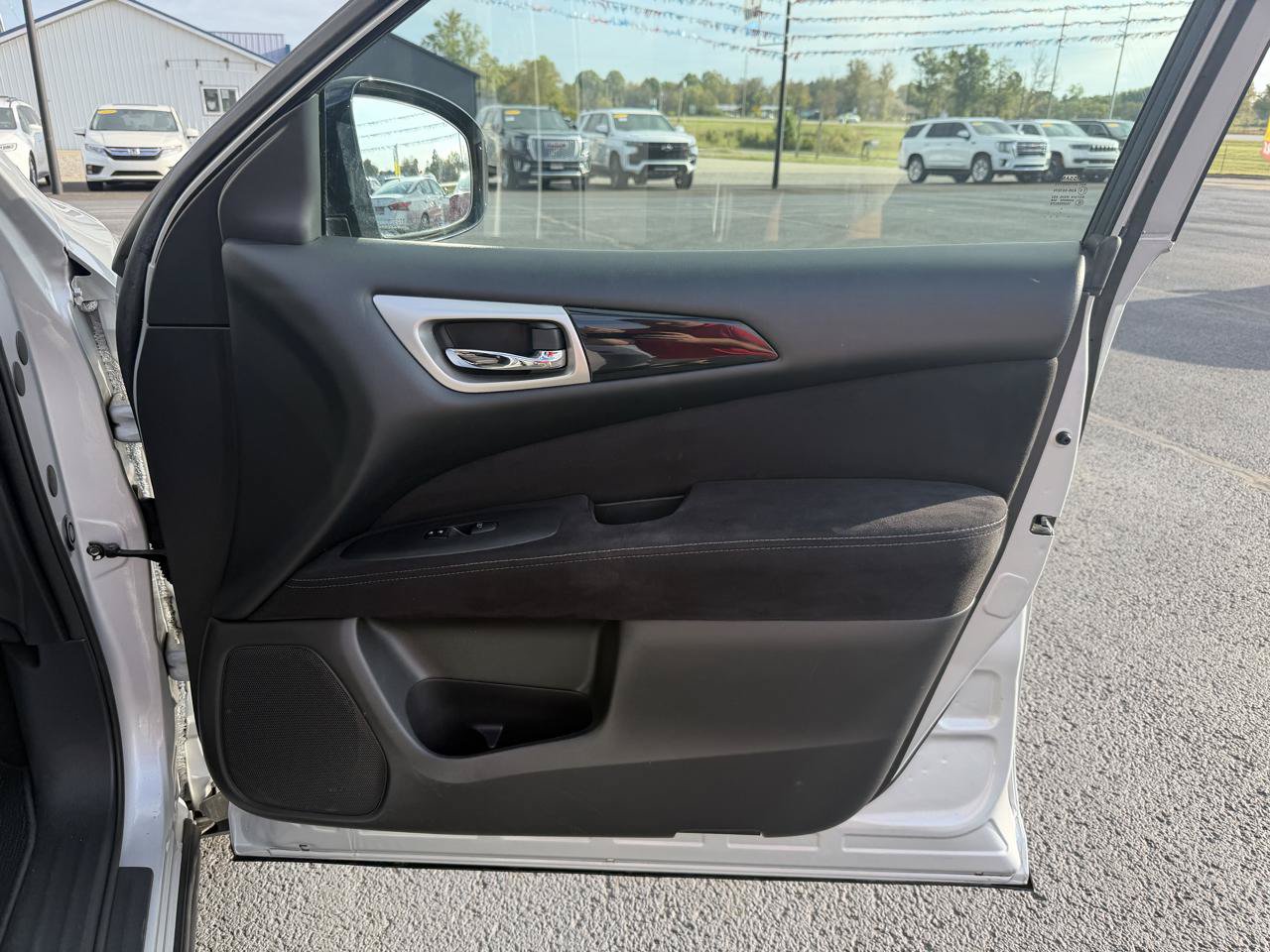 Used 2013 Nissan Pathfinder SV AWD/4WD image 25