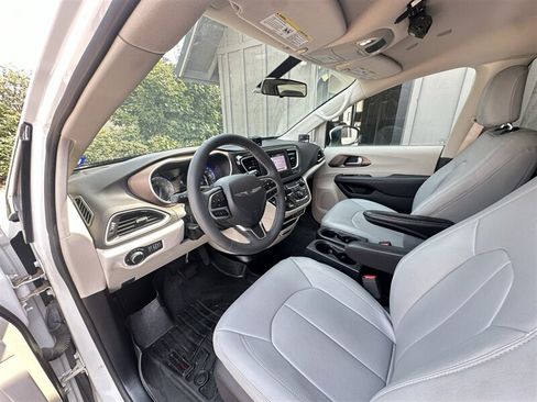 Used 2022 Chrysler Voyager LX FWD image 4