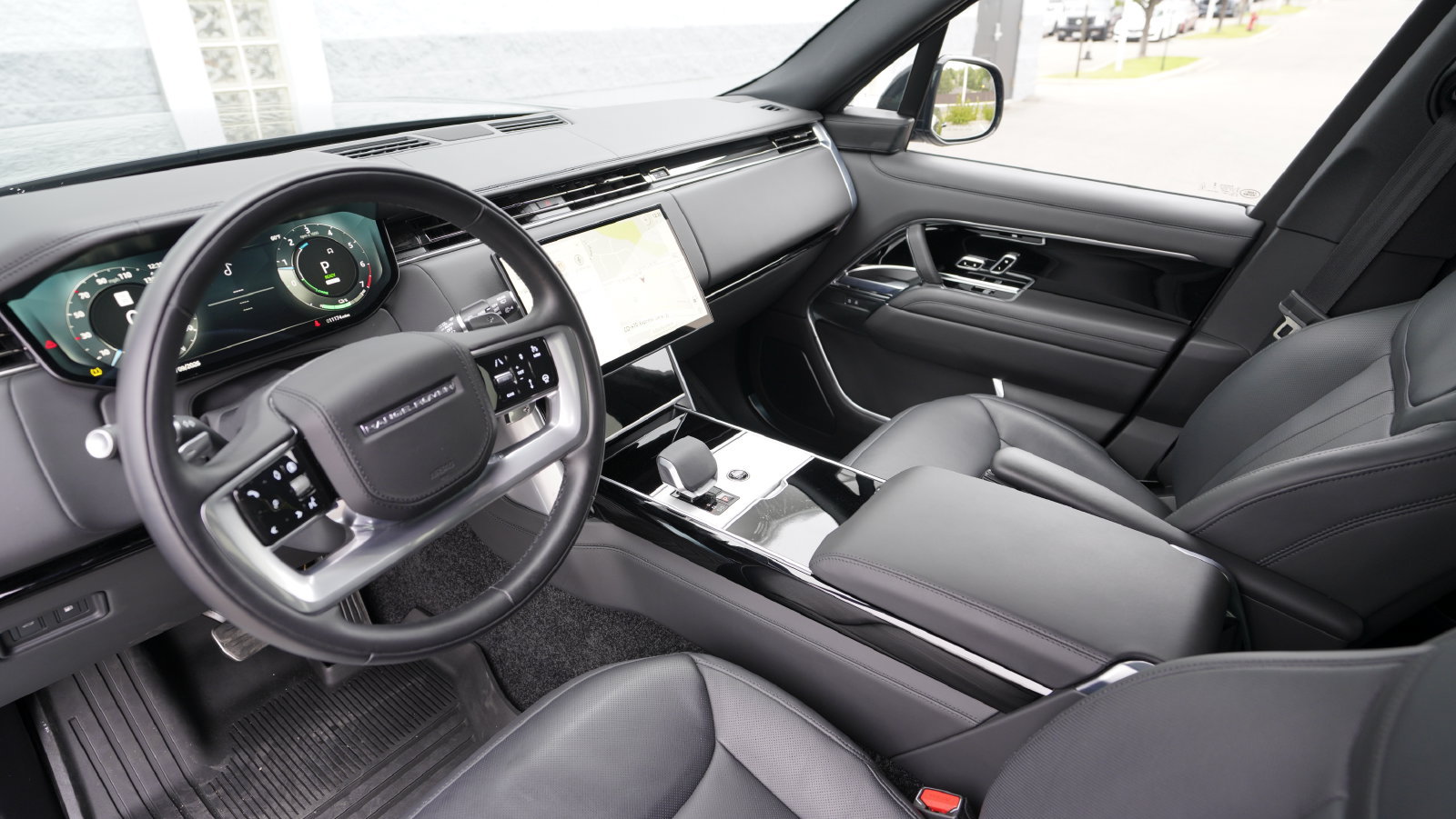 Used 2025 Land Rover Range Rover SE AWD/4WD image 32